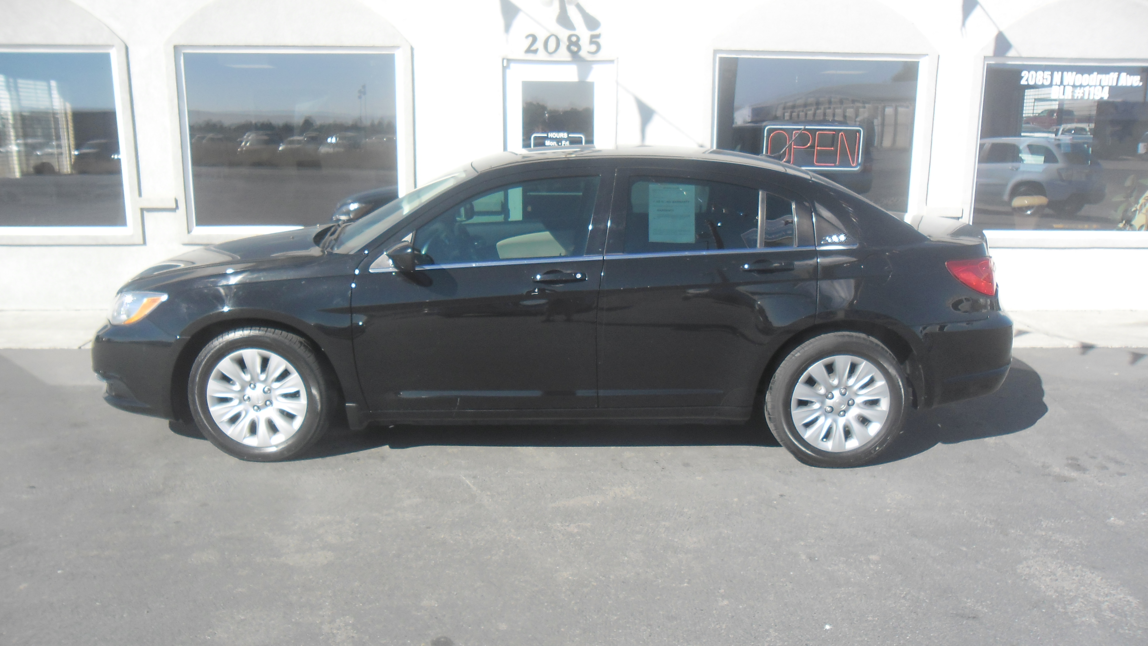 2014 Chrysler 200 LX's photo